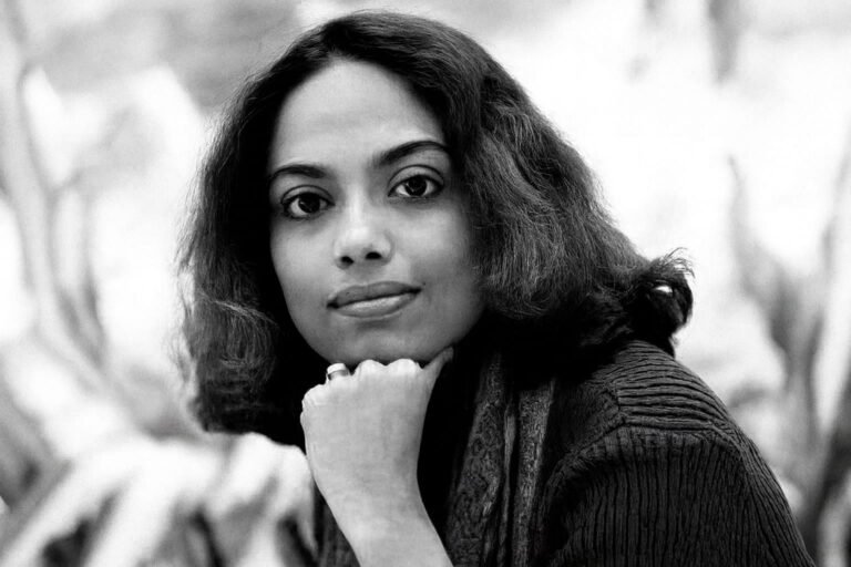 সাড়া - মন্দাক্রান্তা সেন।